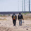 Migrantes cruzan el peligro del desierto en México ante la mayor vigilancia de autoridades