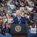 Biden intenta tranquilizar a donantes demócratas tras críticas por el debate