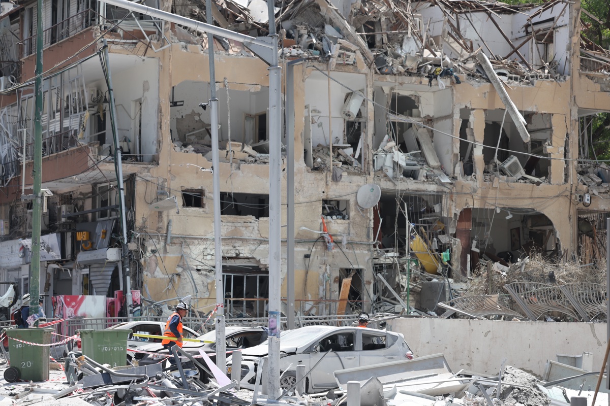 Iran launches wave of retaliatory strikes against Israel