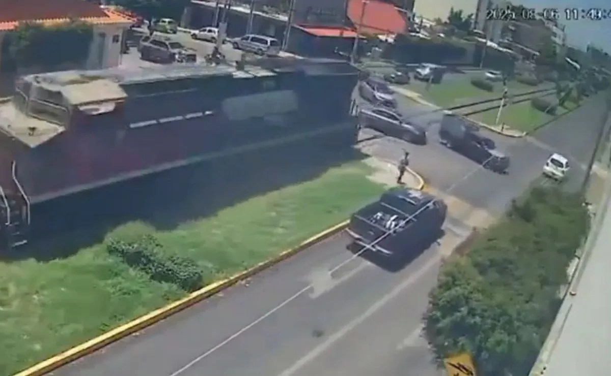choque-de-locomotora-contra-autos-en-irapuato-guanajuato