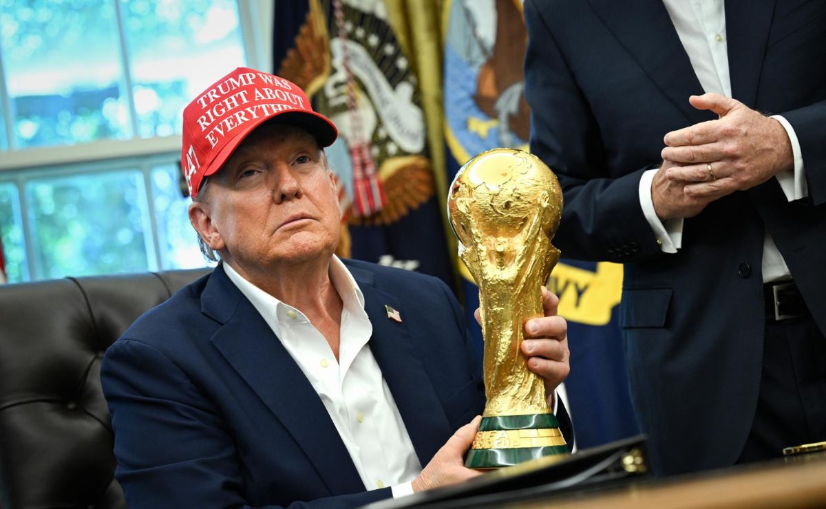 donald-trump-con-trofeo-del-mundial-2026