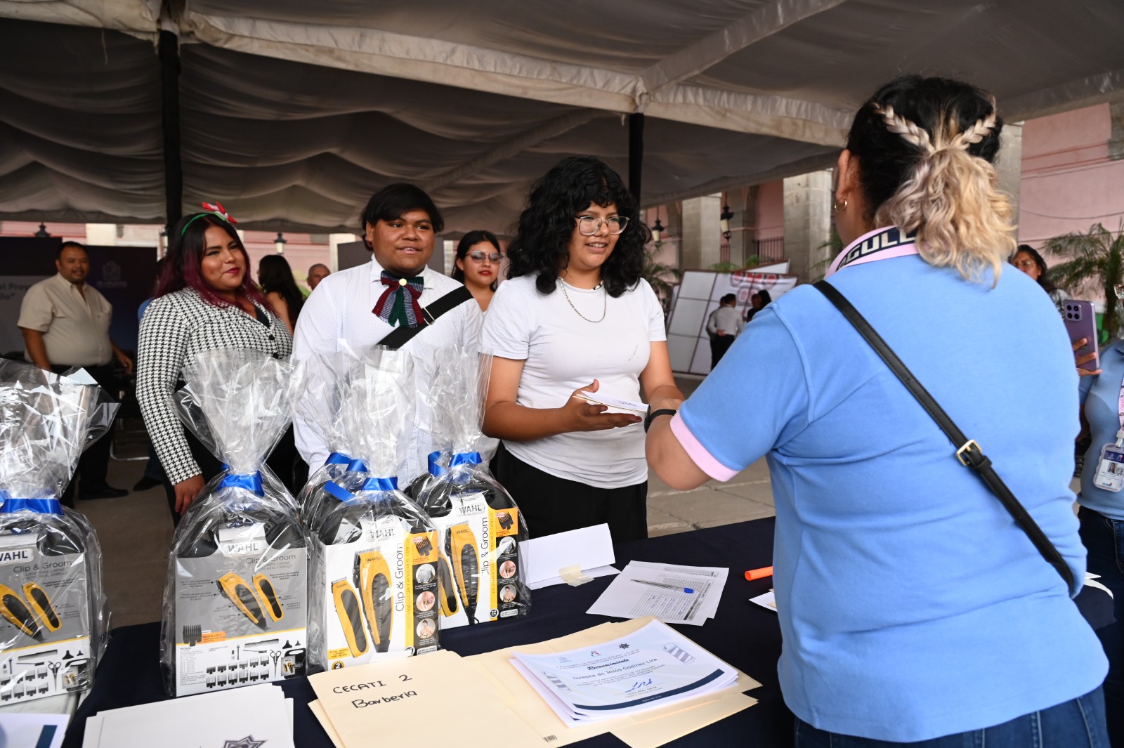 BENEFICIAN A 140 MUJERES Y HOMBRES CON CURSO DE BARBERÍA (2)