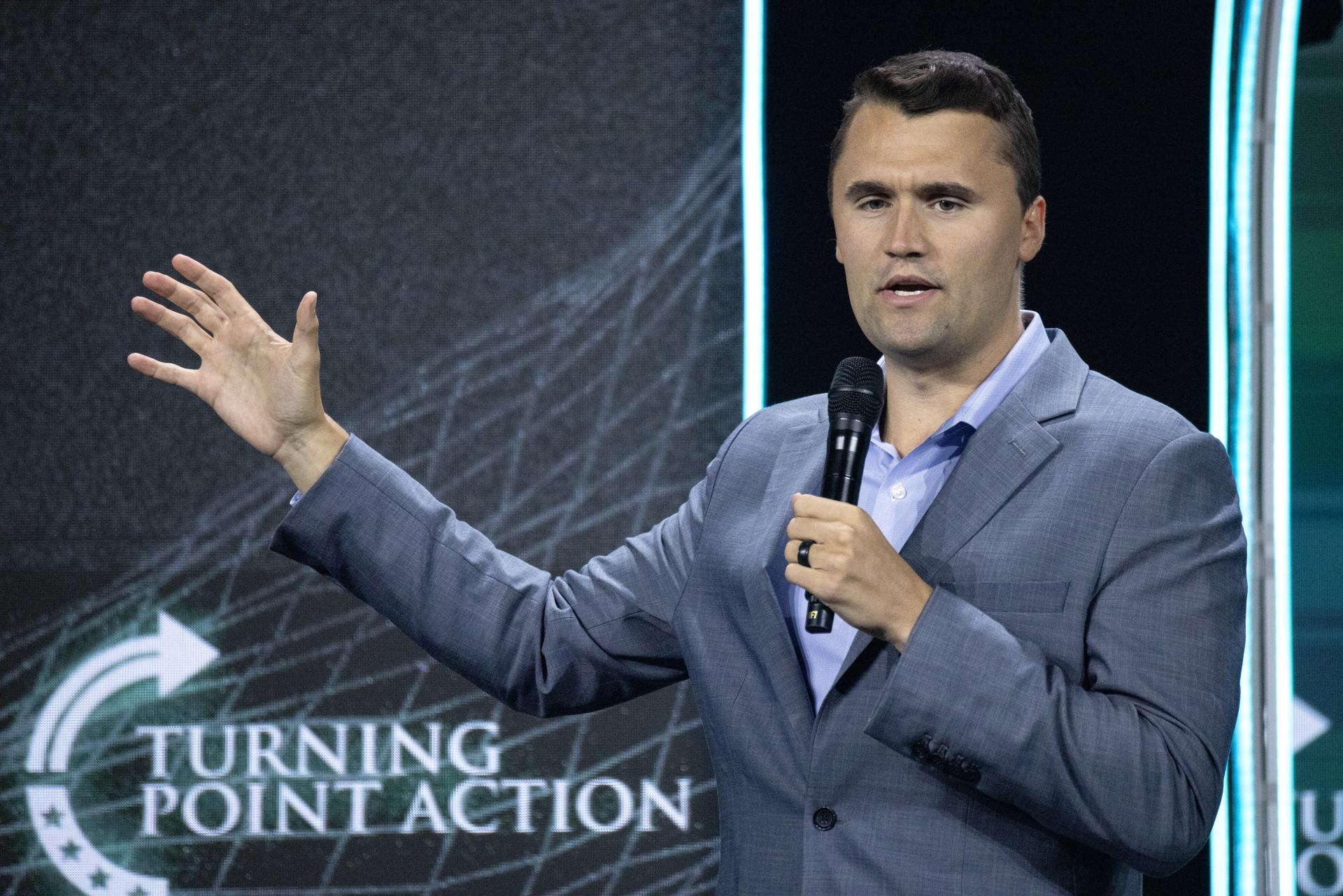 El comentarista conservador Charlie Kirk recibe un disparo en una universidad de EE.UU.