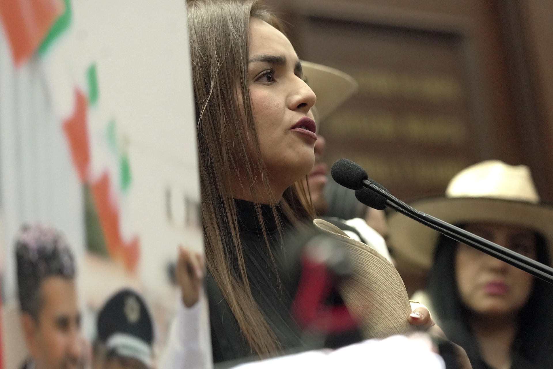La viuda del alcalde mexicano asesinado registra como marca el Movimiento del Sombrero
