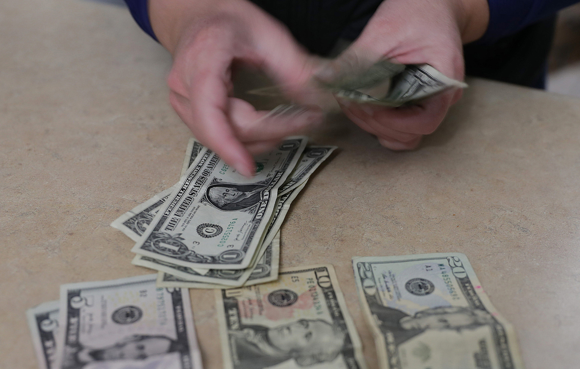 El peso mexicano se cotiza a 16,51 pesos por dólar, nivel no visto desde diciembre de 2015