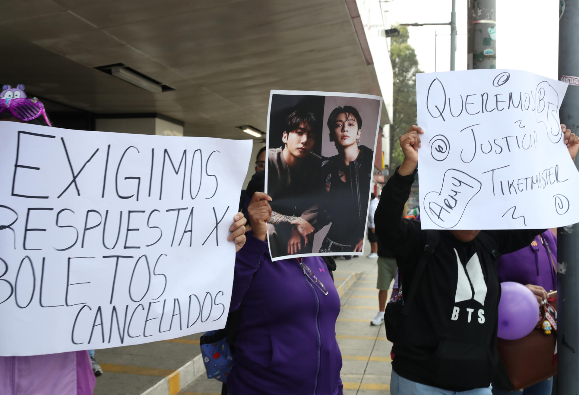 Seguidores de BTS marchan en México para exigir claridad ante "abusos" en venta de boletos