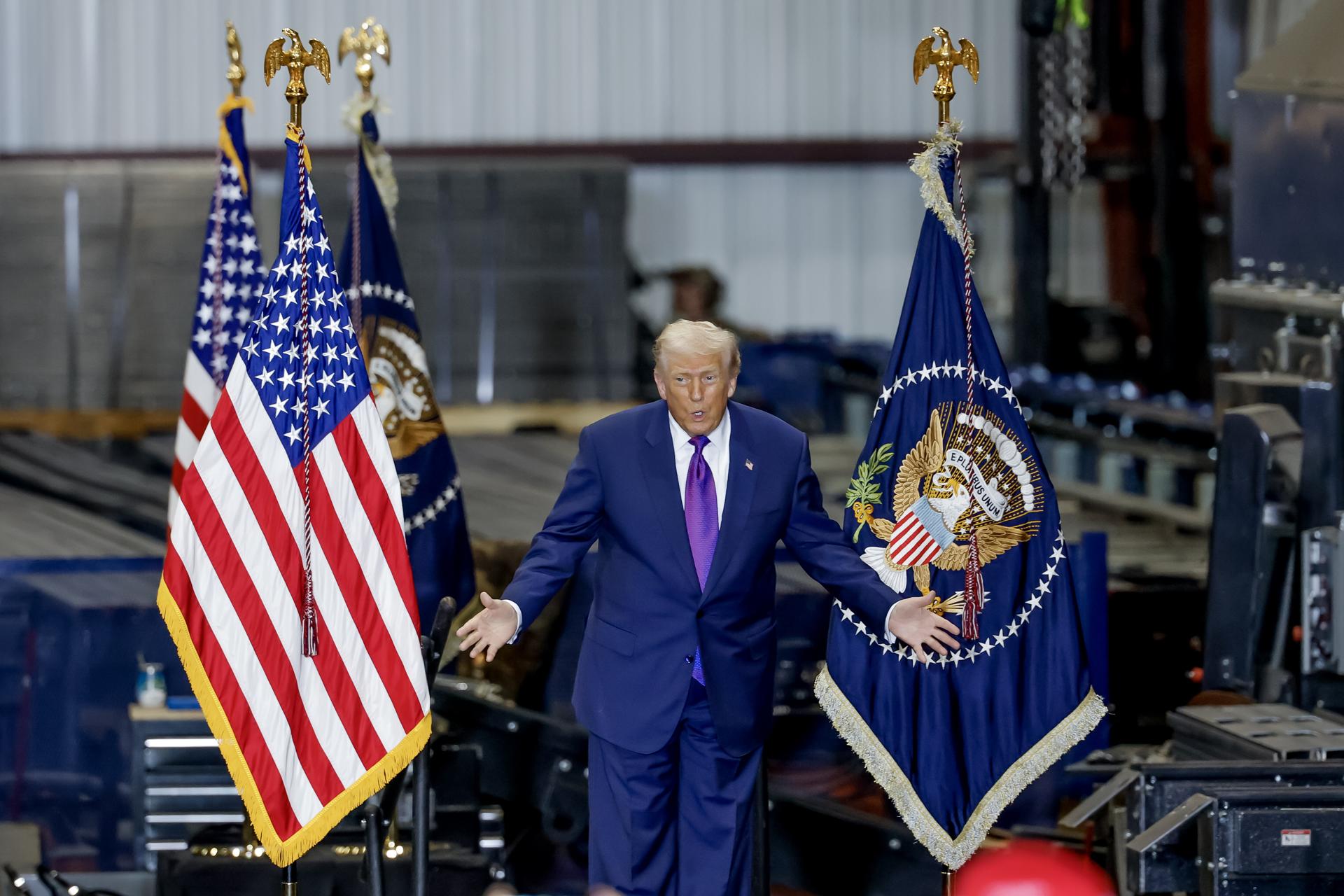 Trump dice que el petroleo venezolano está "flotando" y será "fantástico" para Venezuela