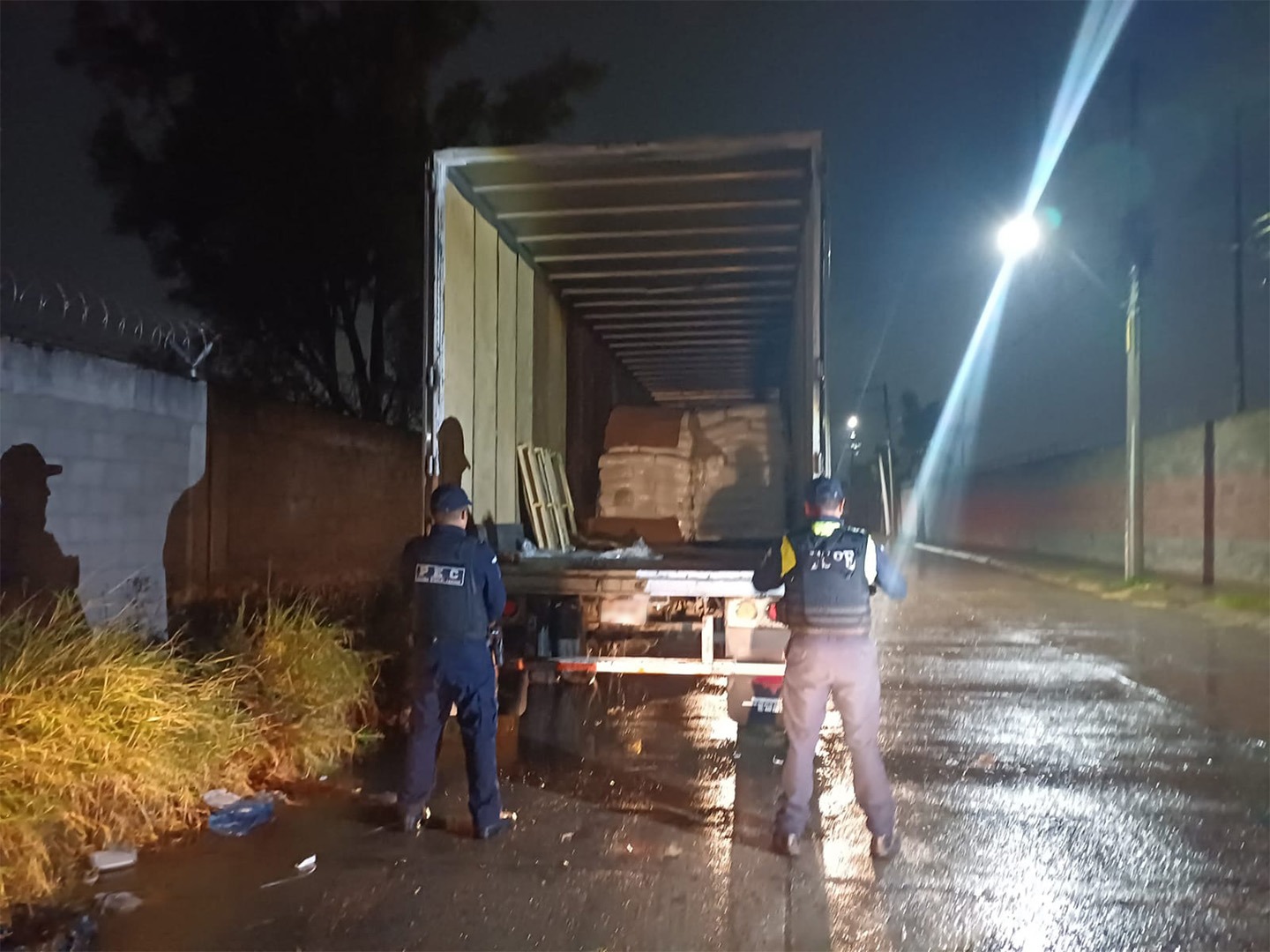 Asegura PEC remolque con medio millón de mercancía en Celaya 00