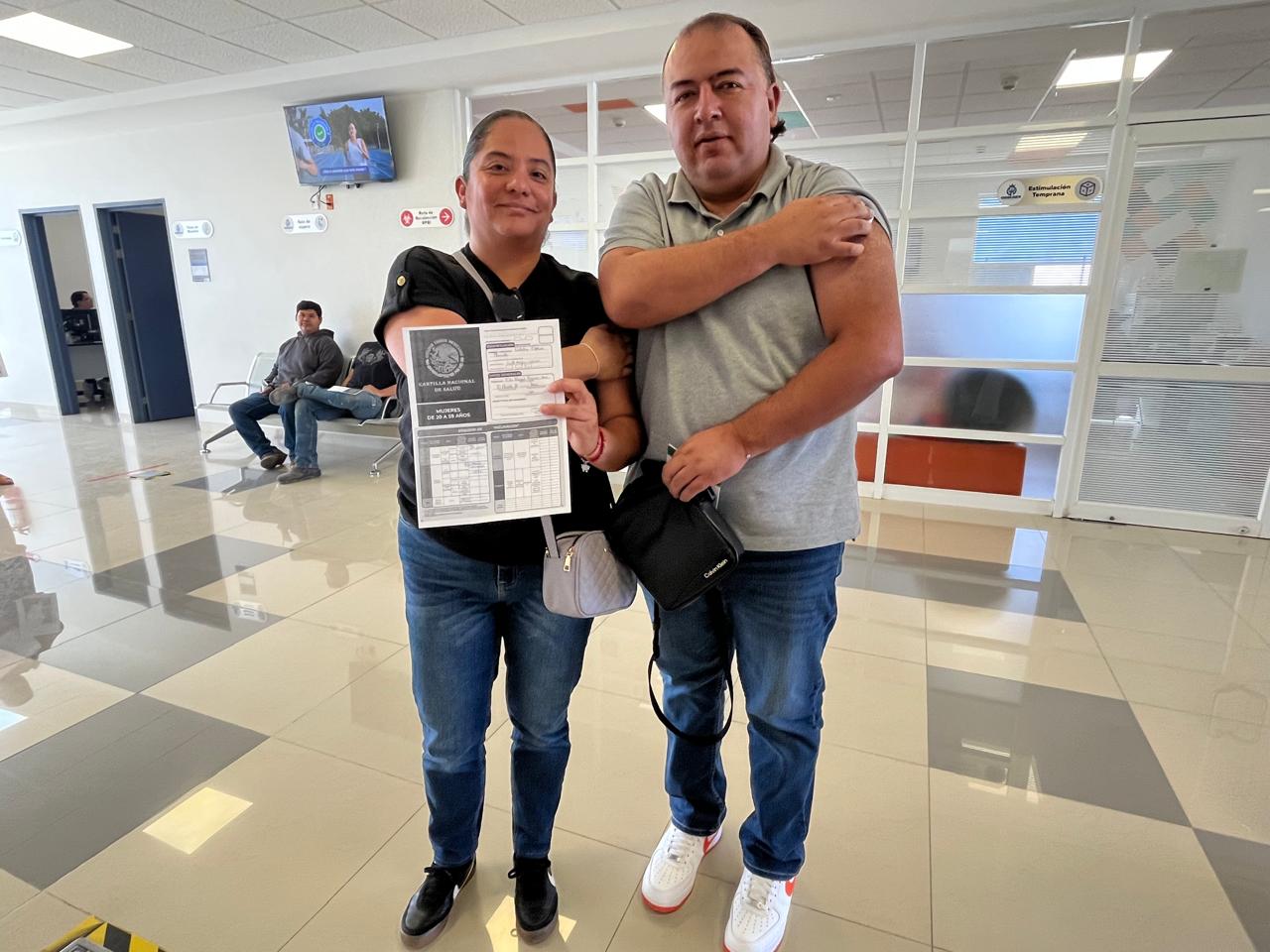 Natalia Espinoza Alvarado, originaria de Durango acudió al centro de salud ubicado en la colonia 10 de Mayo en León, para solicitar su vacuna.