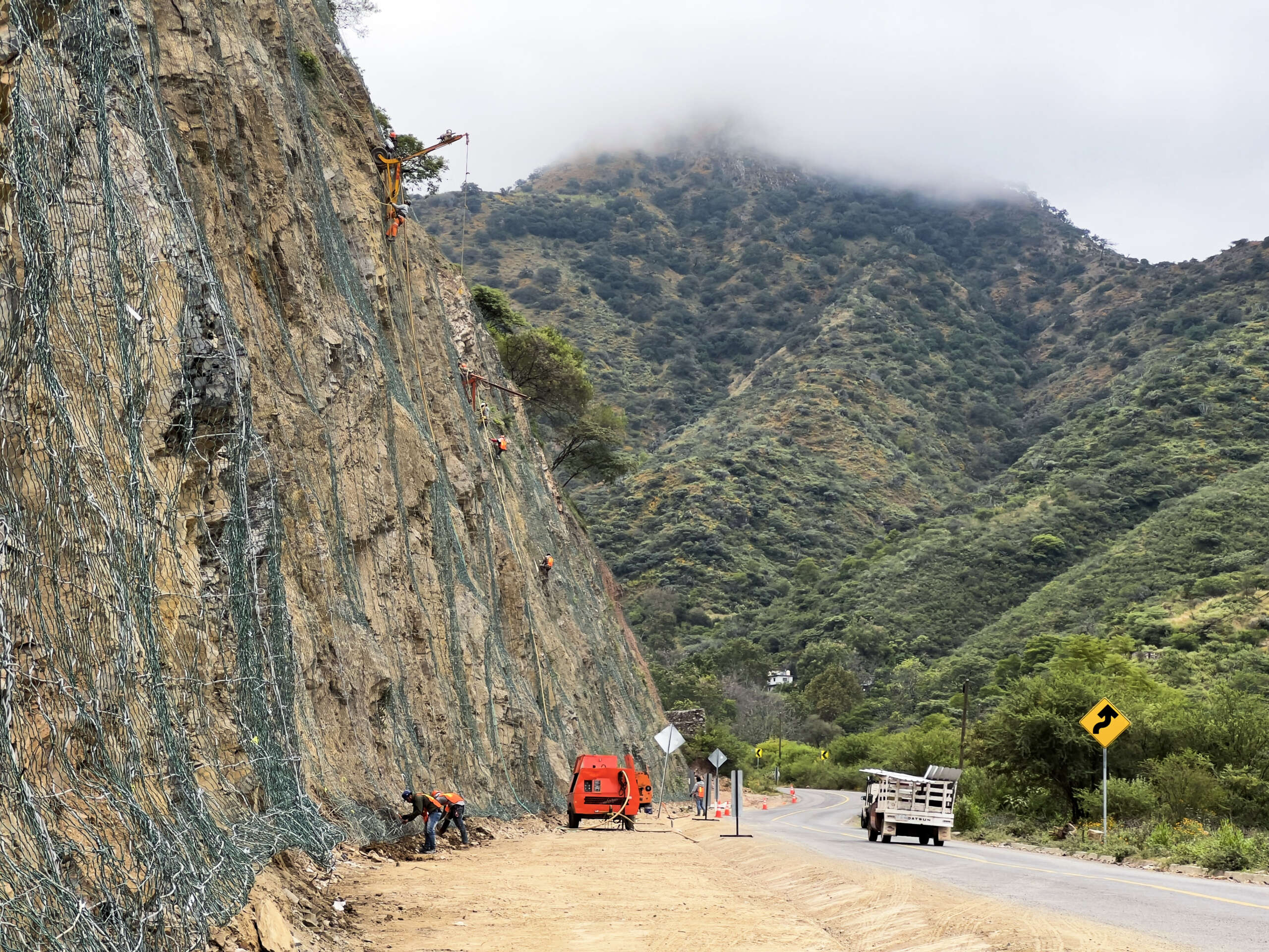 2. SOP fortalece seguridad vial en Xichú con estabilización de taludes