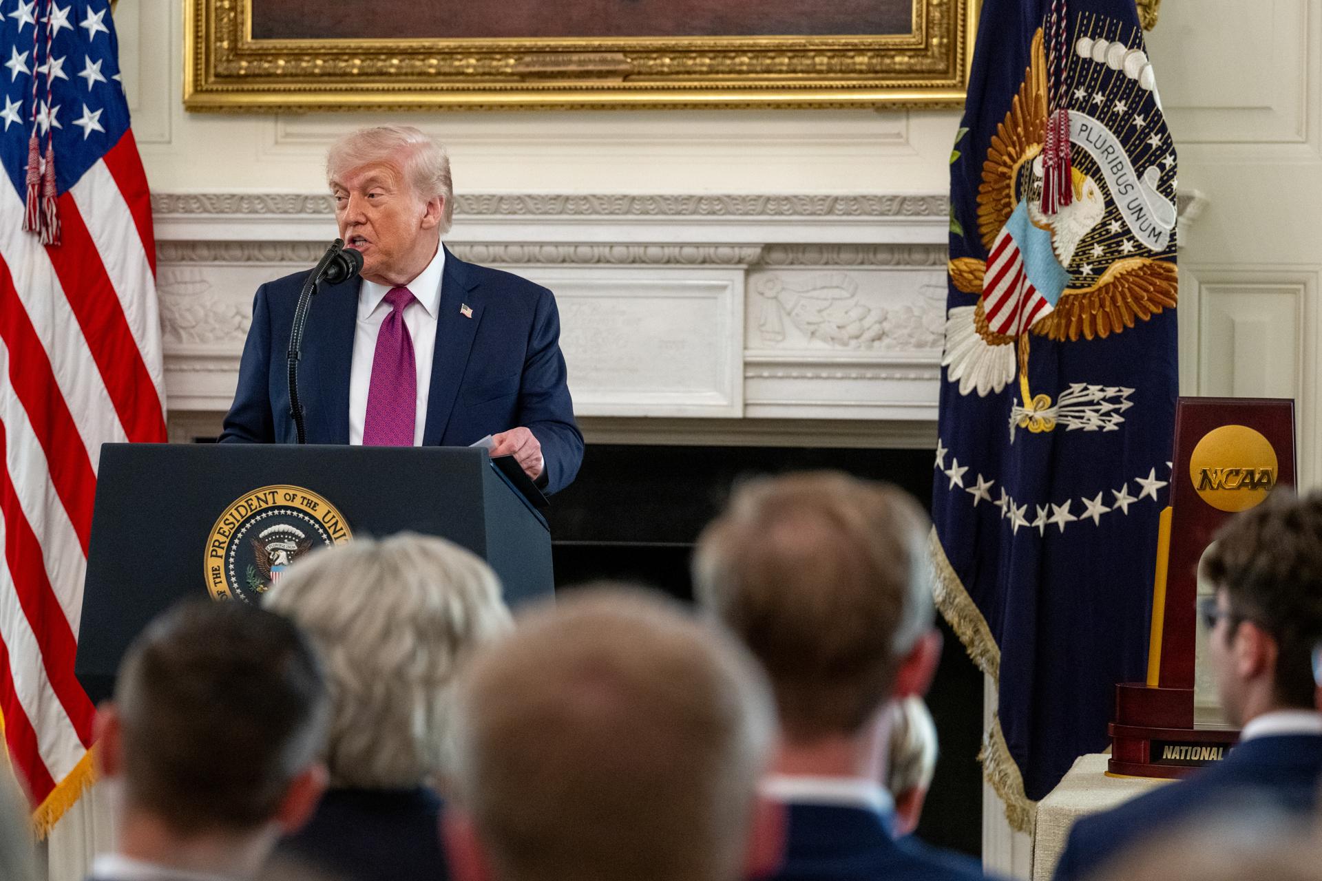 Trump lee la biblia en medio de la guerra con Irán y tensiones con el papa León XIV