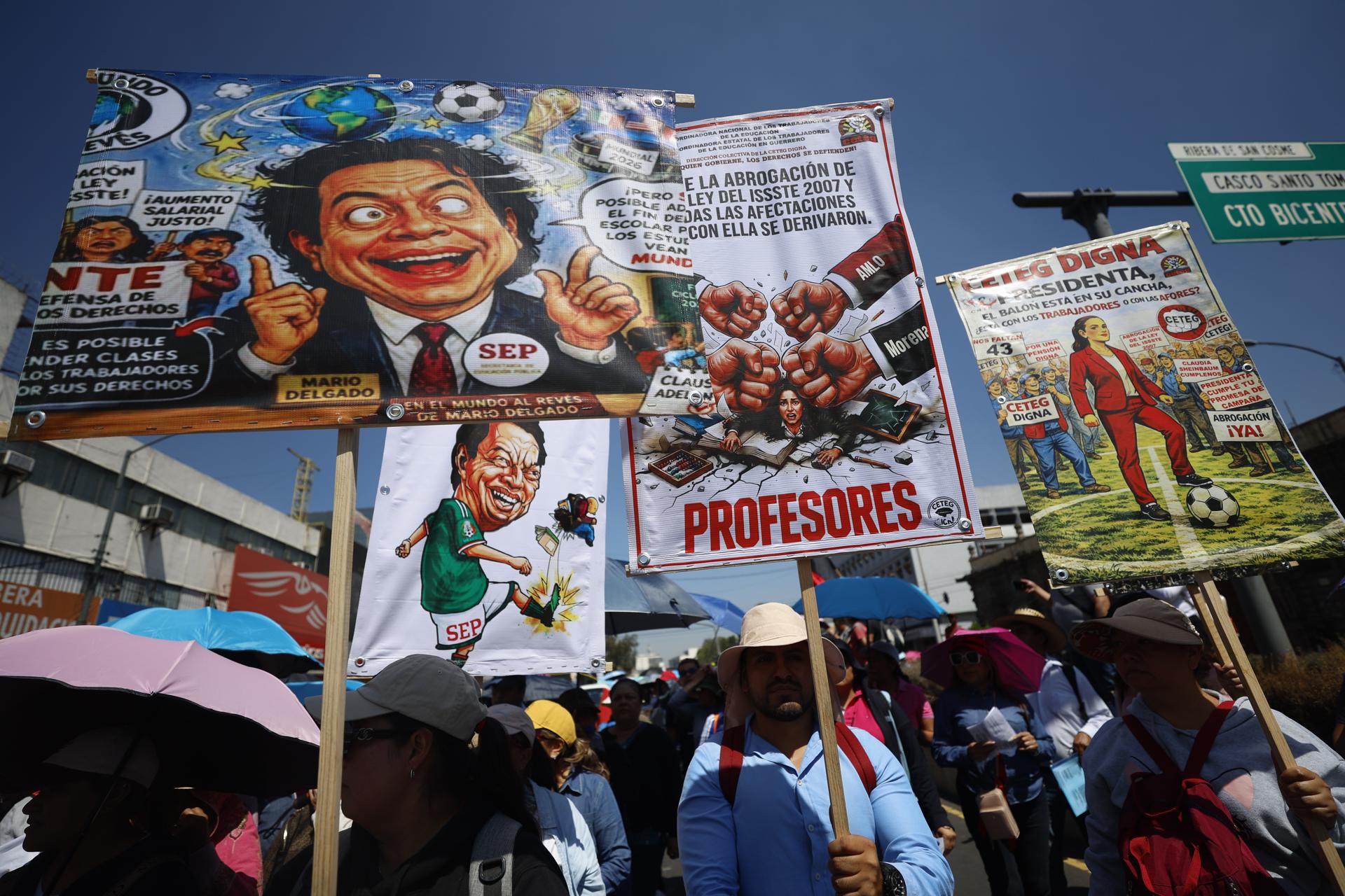 Miles de docentes marchan en México para exigir mejoras salariales, en el Día del Maestro