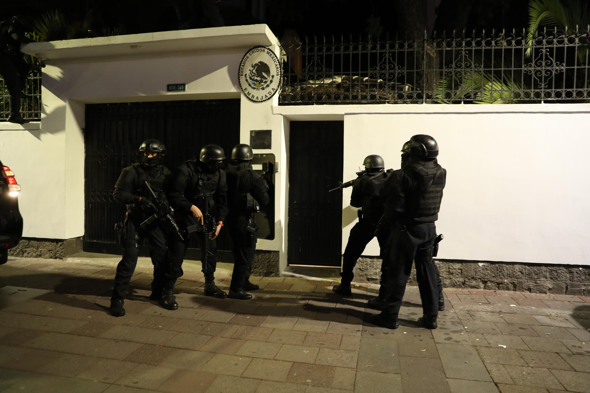 Autoridades ecuatorianas irrumpen en la Embajada de México para detener a exvicepresidente Jorge Glas