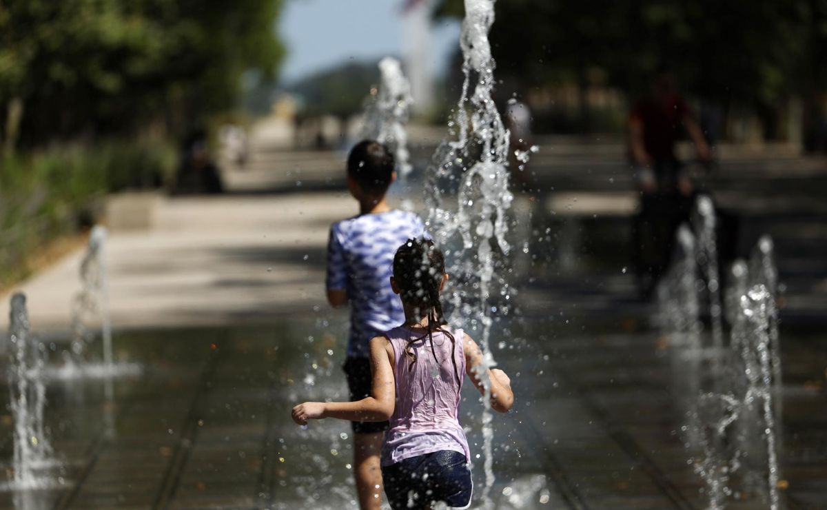 ninos-se-refrescan-en-fuente-durante-ola-de-calor-en-francia (1)