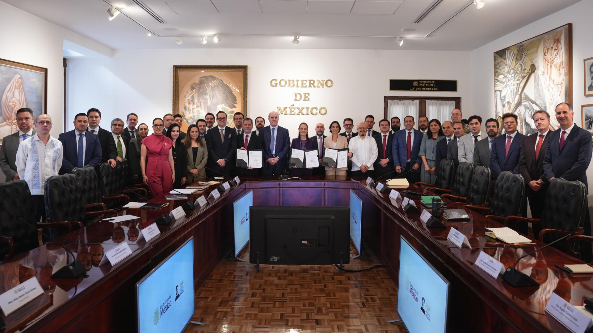 México renueva pacto con gasolineros para contener precios y combatir la inflación