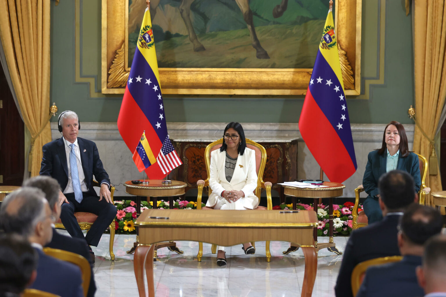 Trump acelera la firma de contratos tras histórico acuerdo petrolero con Venezuela